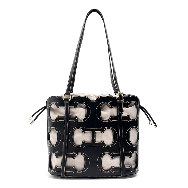 CH Tote Bag Cutout Logo Large  - Luxury Bags No Logo 评论和价格